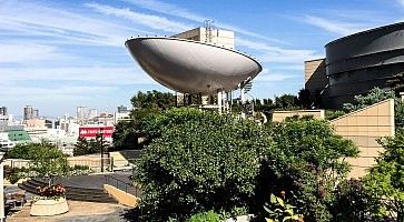 Terrazzamenti con varie piante, sull'edificio Namba Parks ad Osaka.