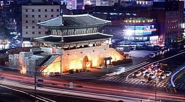 La zona di Namdaemun e l'omonimo portale, la sera.