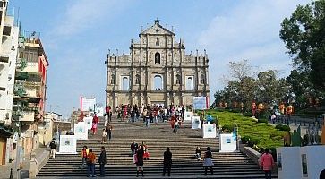 Le rovine della cattedrale di San Paolo e la scalinata.