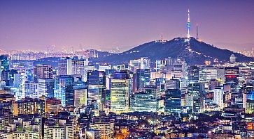 Lo skyline di Seoul la sera.