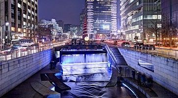 Il torrente Cheonggyecheon la sera.