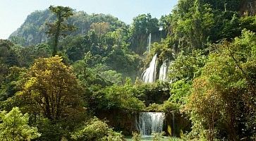 Foreste e una cascata all'Umphang Wildlife Sanctuary.