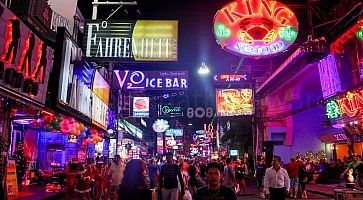 La Walking Street di Pattaya, gremita di gente, la sera.