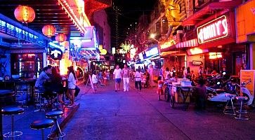 Strada di un quartiere a luci rosse di Bangkok.