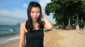 Una ragazza thailandese in spiaggia.