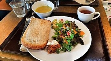 Sandwich ed insalata al Pure Cafe di Omotesando.