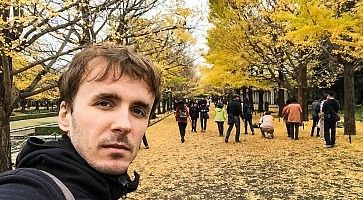 Marco Togni al Parco Showa Kinen in autunno con foglie gialle.