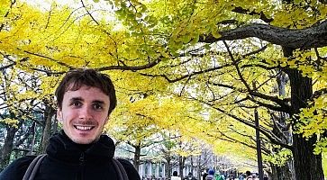Marco Togni sotto alberi di ginkgo gialli al Showa Kinen Park.
