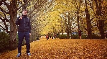 Marco Togni in posa al parco Showa Kinen Park di Tachikawa.