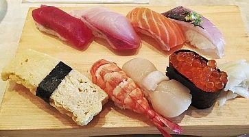 Piatto con sushi "omakase" al ristorante sushi Sen a Tokyo.