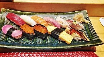 Piatto con sushi "omakase" al ristorante sushi Sei a Kyoto.