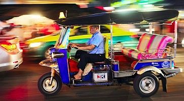 Un tuktuk sfreccia per le strade di Bangkok.