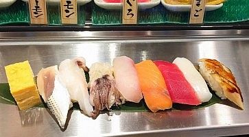 Vari nigiri sushi appoggiati su una foglia di bambù, allo standing sushi bar Uogashi.