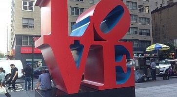 Scultura della scritta LOVE a New York.