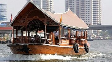 Un traghetto tradizionale a Bangkok.
