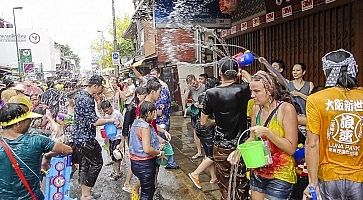 Persone si divertono a spruzzarsi acqua a vicenda, durante il festival dell'acqua in Thailandia.