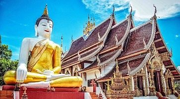 Statua davanti a un tempio a Chiang Mai.