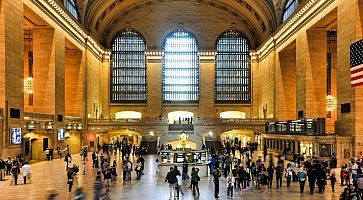 Pendolari nella sala principale della stazione Grand Central Terminal.