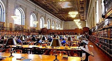 Interni della sala di lettura alla New York Public Library.