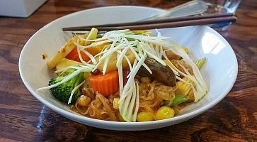 Piatto di mango pad thai.