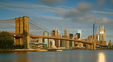 Il Ponte di Brooklyn con le prime luci dell'alba.