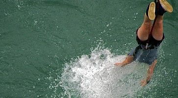 Una persona fa Bungee dipping al Kawarau Bridge a Phuket.