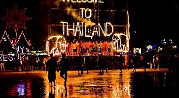 Luci che formano la scritta "Welcome to Thailand" al Full Moon Party.