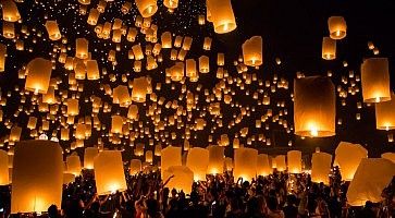 Migliaia di lanterne vengono rilasciate in aria durante il festival delle lanterne in Thailandia.