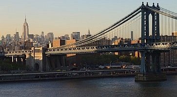 Il Ponte di Manhattan al tramonto.