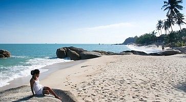 Ragazza si rilassa in spiaggia Koh Samui.