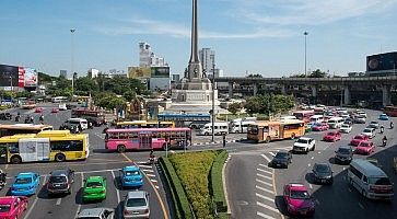 Traffico intorno al monumento alla vittoria a Bangkok.