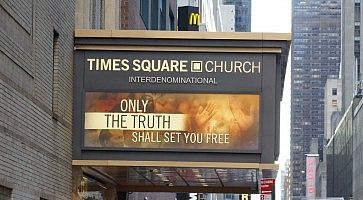 Insegna all'ingresso del Times Square Church.