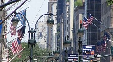 Bandiere USA sulla Fifth Avenue a New York.