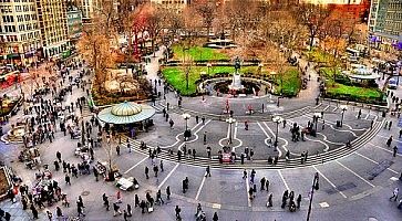 Union Square vista dall'alto, con molte persone, in autunno.