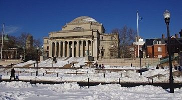 Esterno della Columbia University, con la neve appena caduta.