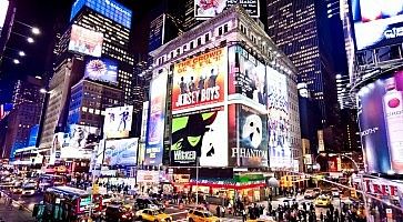 La zona di Times Square e il Broadway Theatre, illuminato, di notte.