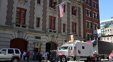 Il New York City Fire Museum all'esterno, con un piccolo camion parcheggiato.