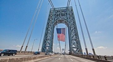 Bandiera americana appesa sopra il ponte George Washington a New York.