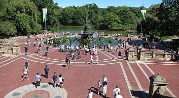 Persone si rilassano a Bethesda Terrace in una giornata di sole.