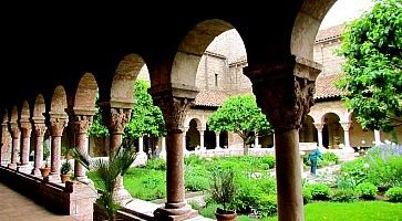 Giardino interno e colonne storiche a The Cloisters.