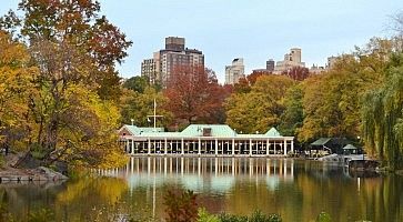 Il Loeb Boathouse a Central Park, e il lago circostante.