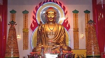 Statua di Buddha all'interno del tempio buddista Mahayana.