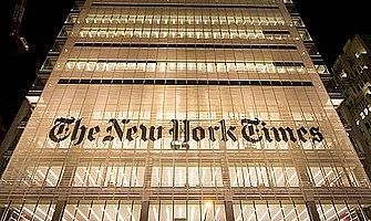 L'edificio del New York Times, illuminato di notte.