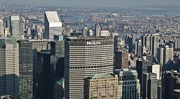 Il Metlife Building visto dall'ultimo piano dell'Empire State Building.