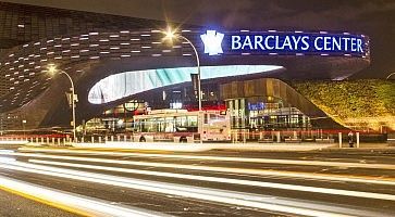 Lo stadio Barclays Center di sera e il traffico.