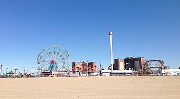 La spiaggia di Coney Island e la ruota panoramica.