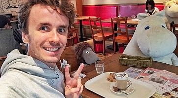 Marco Togni mangia insieme ai Moomin, al Moomin Cafe.