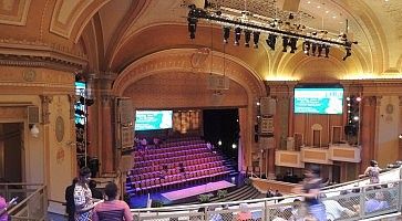 L'interno della chiesa Brooklyn Tabernacle.