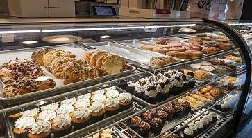 Dolci in vetrina da Carlo's Bakery.