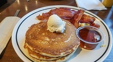 Pancake e bacon da Corner Bakery Cafe.